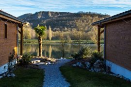 chemin-entre-chalets-montrejeau